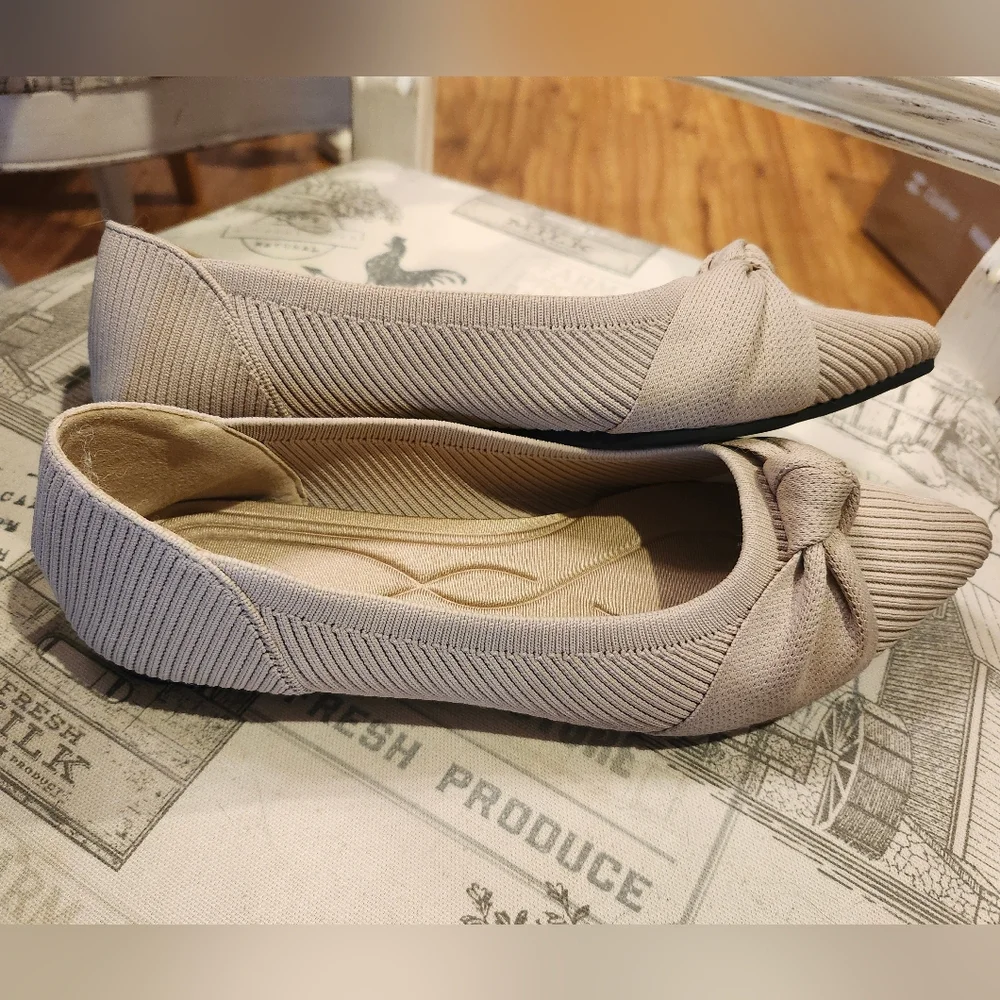 Womens Cream Pointed Toe Flats- Knit With Bow Knot Detail Sz 8 (Fit Big)
